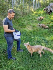 Ein Tierpfleger im Zoo