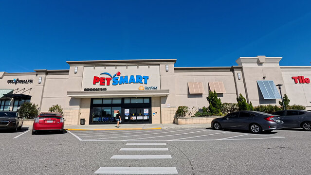 Lakeland Florida Pet Smart exterior front view clear blue sky