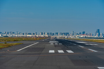 東京都心と望む　羽田空港のC滑走路
