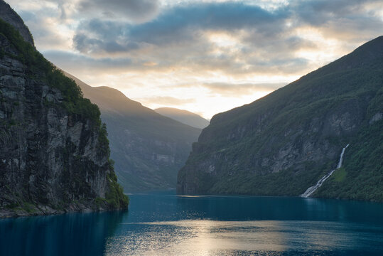 Blick in den morgendlichen Geiranger Fjord in Norwegen