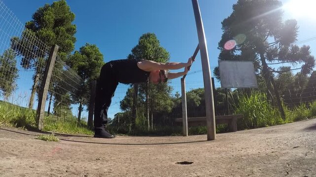 homem faz alongamentos para flexibilidade 