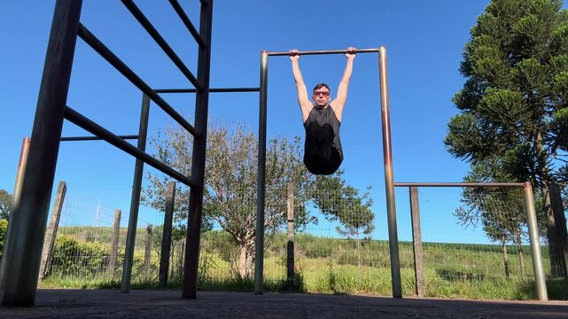 homem faz treino de calistenia em ar&ecirc;a externa 
