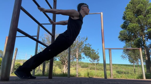 homem faz alongamentos para flexibilidade 