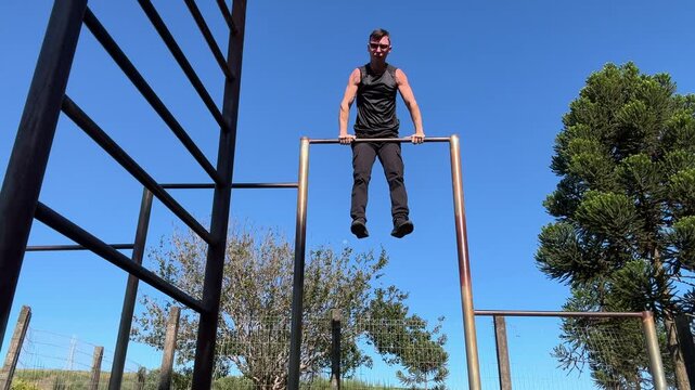 homem faz treino de calistenia em ar&ecirc;a externa 