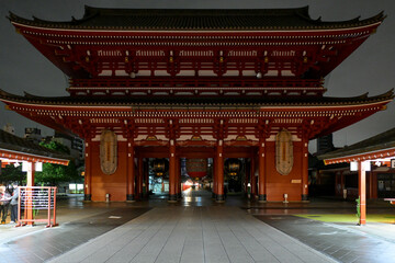 Fototapeta premium Night Walk Through Asakusa and Senso-ji Temple