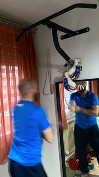 hombre haciendo deporte en time lapse con calentamiento, estiramiento y ejercicio con mancuerna y barra de dominadas en casa con espejo