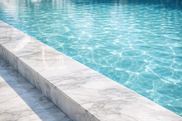 Obraz premium Clear Water Reflects Sunlight on a Marble Edge by a Pool at Midday in a Sunny Location
