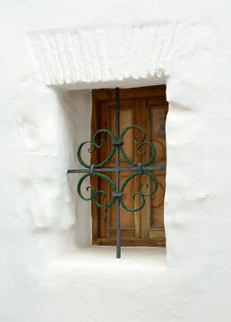 Ventanuco con reja en Vejer de la Frontera, provincia de C&aacute;diz, Andaluc&iacute;a, Espa&ntilde;a.