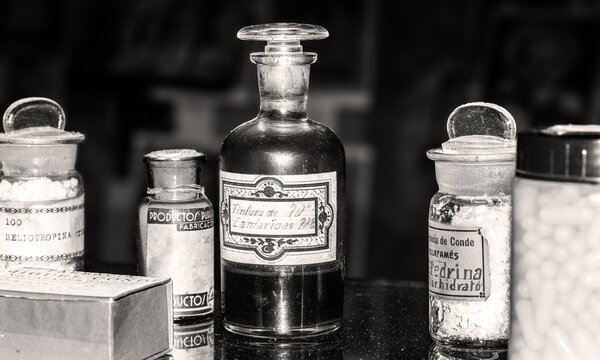 El antiguo boticario medicinas de casa abandonada medico del pueblo Espa&ntilde;a
