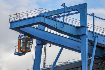 Industrieanlage mit Kran und Kabine