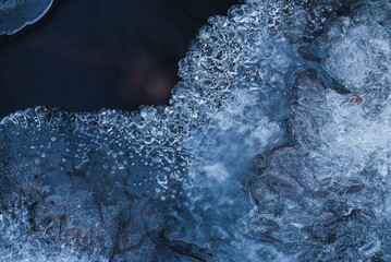 Zimowy strumień z lodem i soplami w chłodnej tonacji © Elżbieta Kaps