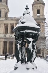 Fontaine&nbsp;de&nbsp;la&nbsp;place&nbsp;Saint-Sulpice enneig&eacute;e en hiver &agrave; Paris