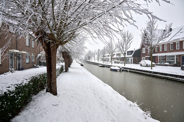 zandslootkade and trekschuit Teylingen in the snow