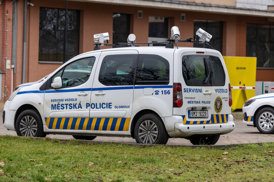 Radiow&oacute;z policji czeskiej z kamerami monitoringu. 