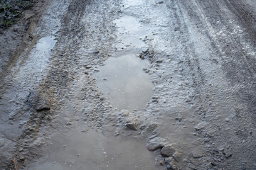 Błotnista polna gruntowa nieutwardzona droga