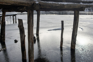 Drewniana kładka na zamarzniętym jeziorze 