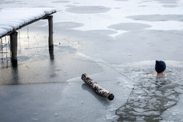 Zimowa kontrowersyjna dla niekt&oacute;rych aktywność - morsowanie