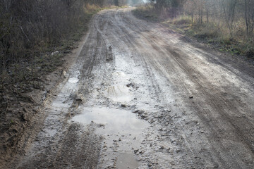 Błotnista droga gruntowa