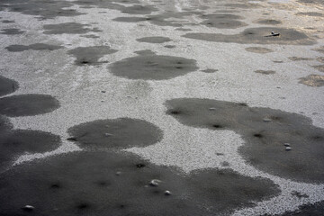 L&oacute;d na jeziorze z charakterystycznymi odparzeniami