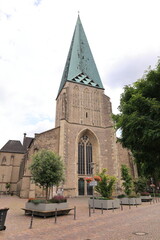 Blick auf das Turmportal der Katholischen Kirche St. Georg im Zentrum der Stadt Bocholt in Nordrhein-Westfalen	
