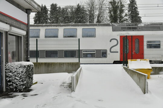 Train en gare d'&Eacute;caussinnes par temps de neige (Soignies)