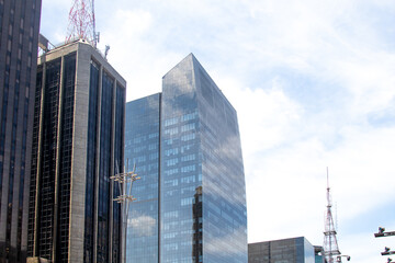 Pr&eacute;dios modernos comerciais alinhados em uma avenida. 