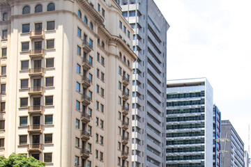 Pr&eacute;dios modernos comerciais alinhados em uma avenida. 
