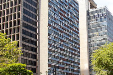 Pr&eacute;dios modernos comerciais alinhados em uma avenida. 