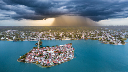 Vista aérea de la isla de Flores en Petén, Guatemala