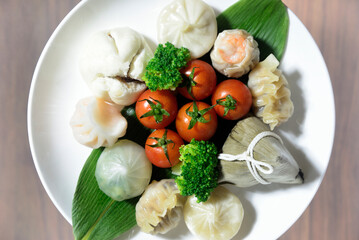 飲茶とミニトマトを盛り付け俯瞰