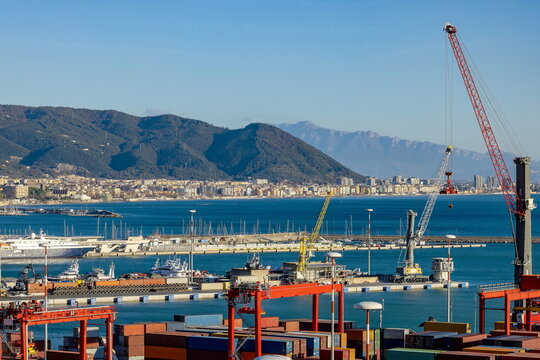 Veduta del porto di Salerno (Campania, Italia) con le gru portuali