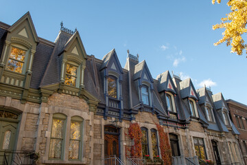 Fa&ccedil;ades color&eacute;es typiques du Plateau Mont-Royal, Montr&eacute;al 