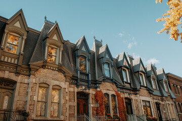 Fa&ccedil;ades color&eacute;es typiques du Plateau Mont-Royal, Montr&eacute;al 