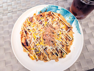 ソースとマヨネーズがたっぷりかかったお好み焼き