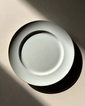 Leerer Keramikteller in Draufsicht auf neutralem Untergrund