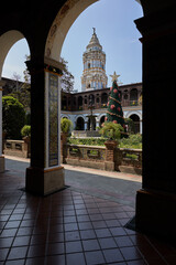 Obraz premium Silence and sunlight in the heart of Lima. The Convento de Santo Domingo offers a peaceful escape from the bustling city streets, where centuries of history are preserved in every carved wooden 