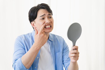 オーラルケアをする若い男性　健康イメージ