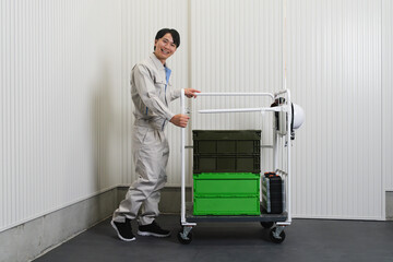 作業用着を着た若い男性　建設イメージ