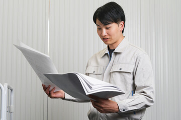 作業用着を着た若い男性　建設イメージ