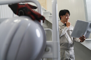 作業用着を着た若い男性　建設イメージ