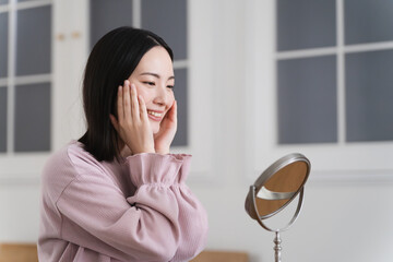 スキンケアをする若い女性　ビューティイメージ