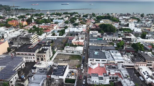 Vista a&eacute;rea de la Calle El Conde y Parque Col&oacute;n en la Zona Colonial, Santo Domingo