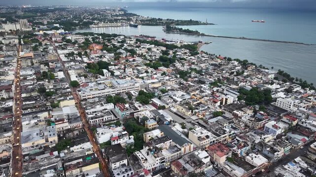 Vista a&eacute;rea de la Calle El Conde y Parque Col&oacute;n en la Zona Colonial, Santo Domingo