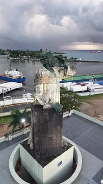 Vista a&eacute;rea del Monumento a Fray Ant&oacute;n de Montesinos frente al Mar Caribe, Santo Domingo