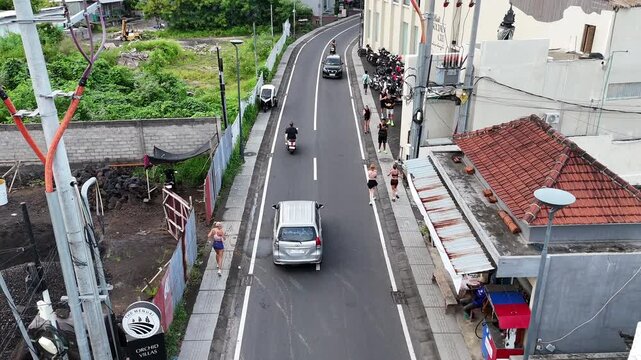 Bali Run club 2025 by Drone
bali run club 2025 by drone - one of the many famous run clubs organised in bali, especially in the canggu area. fit people, boys and girls, meet at 7am almost every day to
