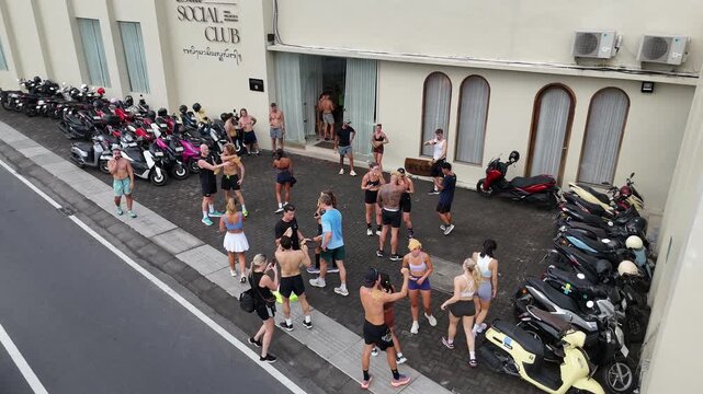 Bali Run club 2025 by Drone
bali run club 2025 by drone - one of the many famous run clubs organised in bali, especially in the canggu area. fit people, boys and girls, meet at 7am almost every day to