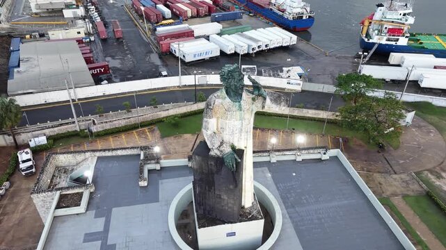 Vista a&eacute;rea del Monumento a Fray Ant&oacute;n de Montesinos frente al Mar Caribe, Santo Domingo