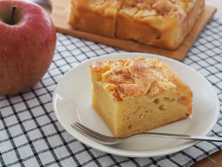 皿の上のリンゴとヨーグルトのケーキ