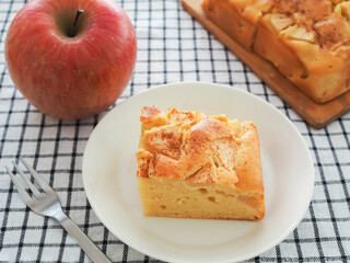 皿の上のリンゴとヨーグルトのケーキ