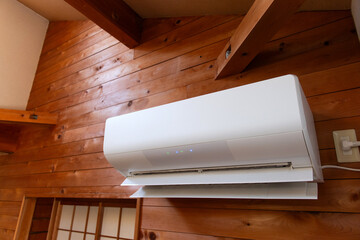 部屋に設置されたエアコン
